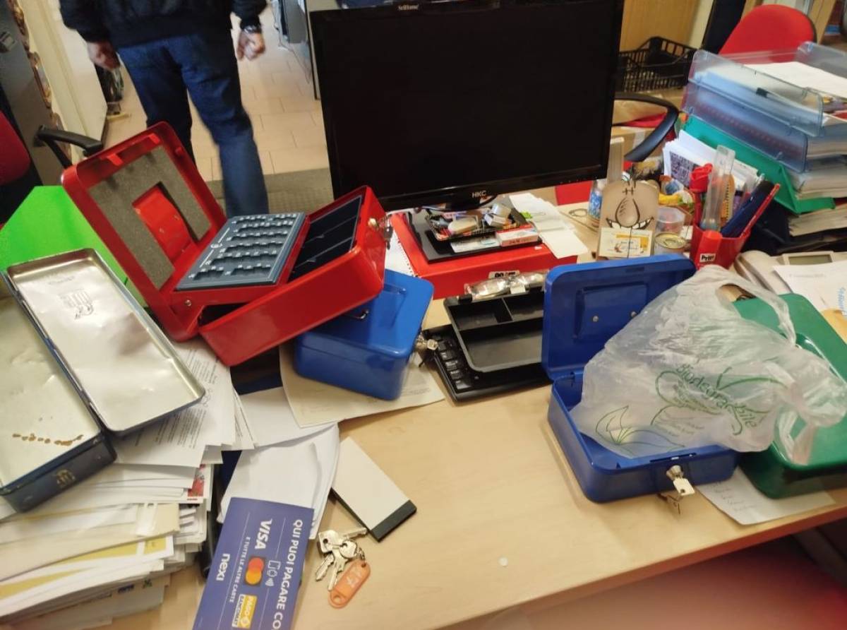 Furto nella sede della Pro Loco  Altessano-Venaria Reale: ladri in fuga con il fondo cassa, danni agli arredi e porta sfondata